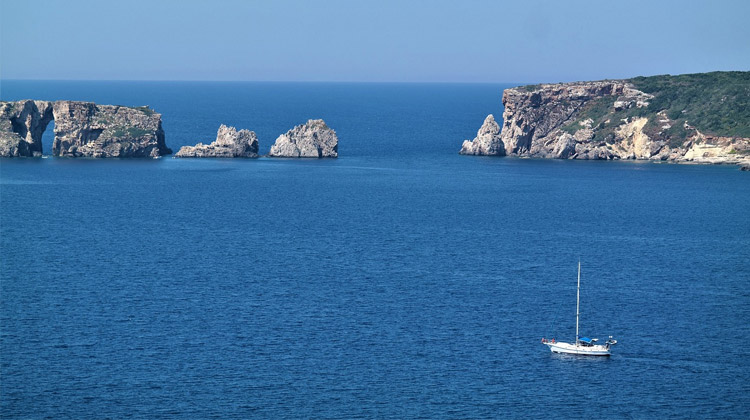 Pylos Kueste Mit Segelschiff